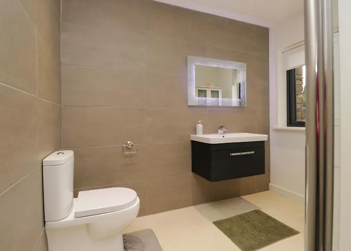 Holiday home Two Hollens *